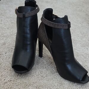 Michael Kors 9.5 Sexy Heals. Runs Small